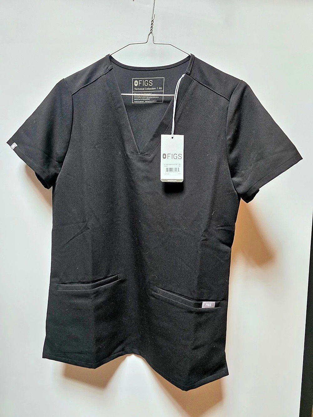 FIGS Casma Three-Pocket Women’s Scrub Top Black XS
